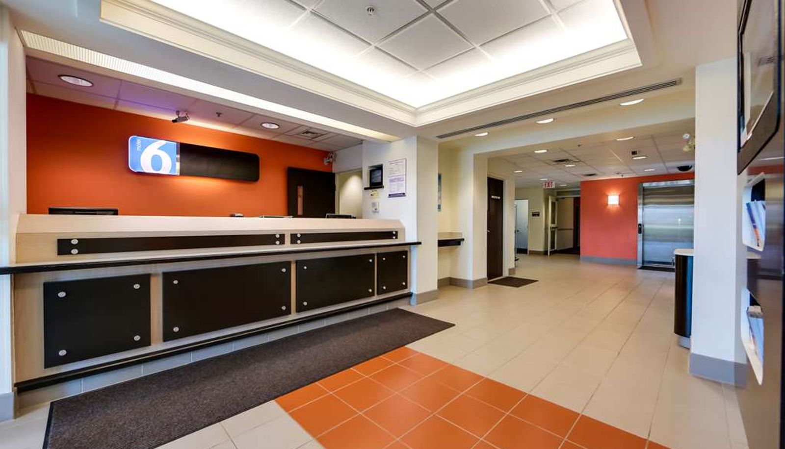 Hall - Motel 6 Toronto - Mississauga