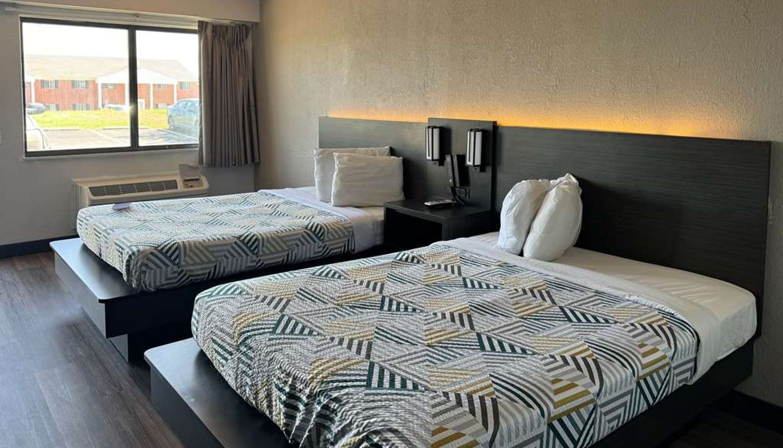 Room - MOTEL 6 CEDAR RAPIDS