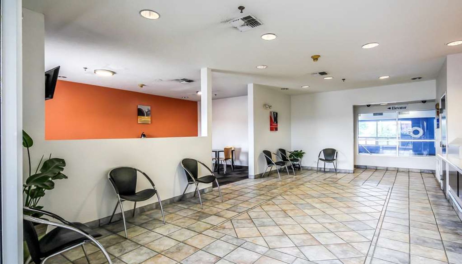 Hall - MOTEL 6 NEW BRAUNFELS