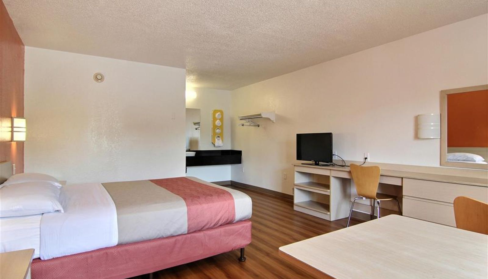 Room - MOTEL 6 CLEVELAND - MIDDLEBURG HEIGHTS