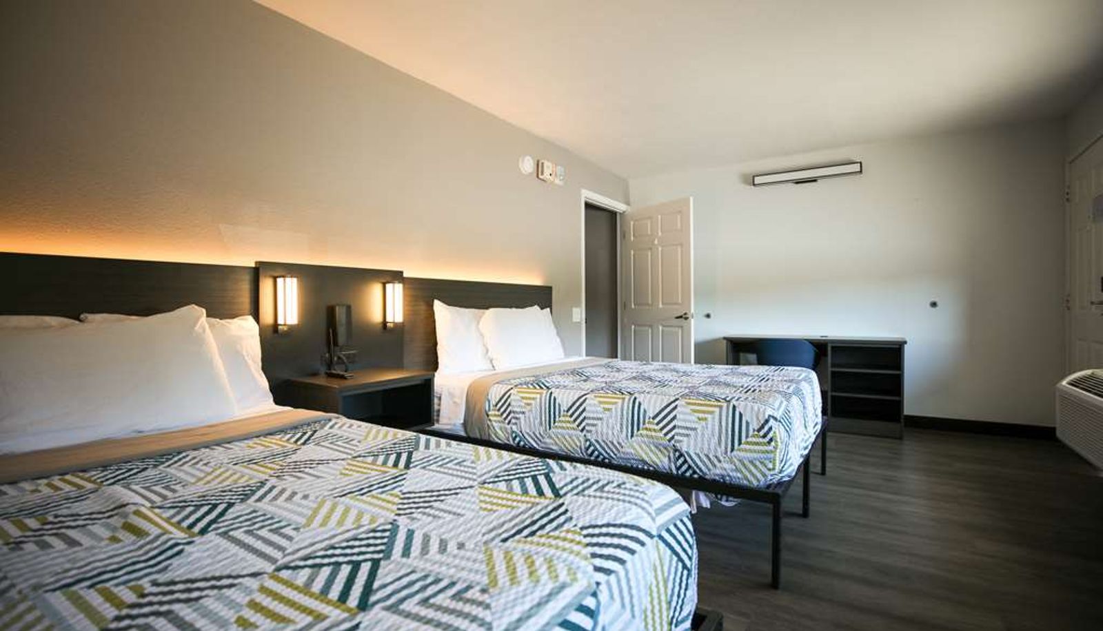 Vierbettzimmer - MOTEL 6 SACRAMENTO CENTRAL