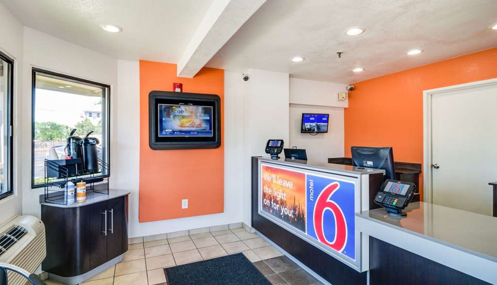 Hall - MOTEL 6 CHICAGO SCHILLER PARK