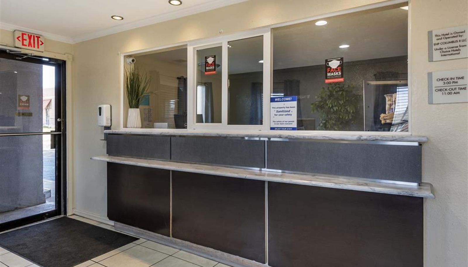 Hall - Econo Lodge Inn and Suites Columbus