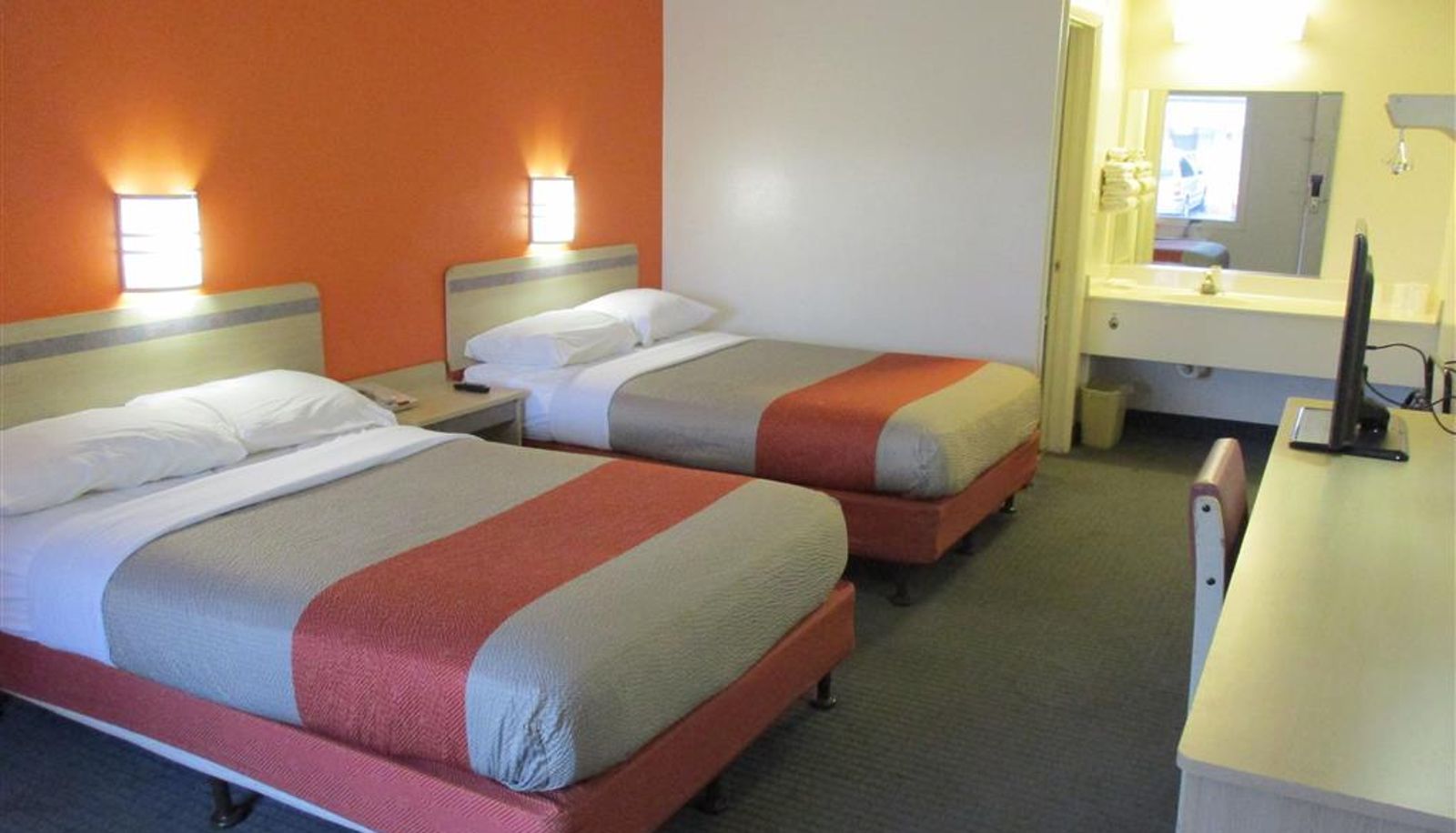 Room - Travelodge by Wyndham Lansing
