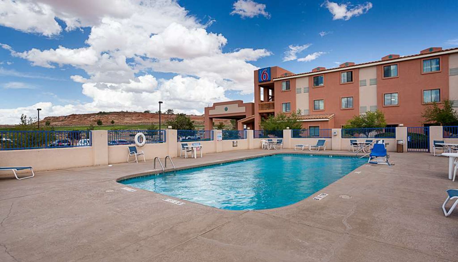 Pool - MOTEL 6 PAGE