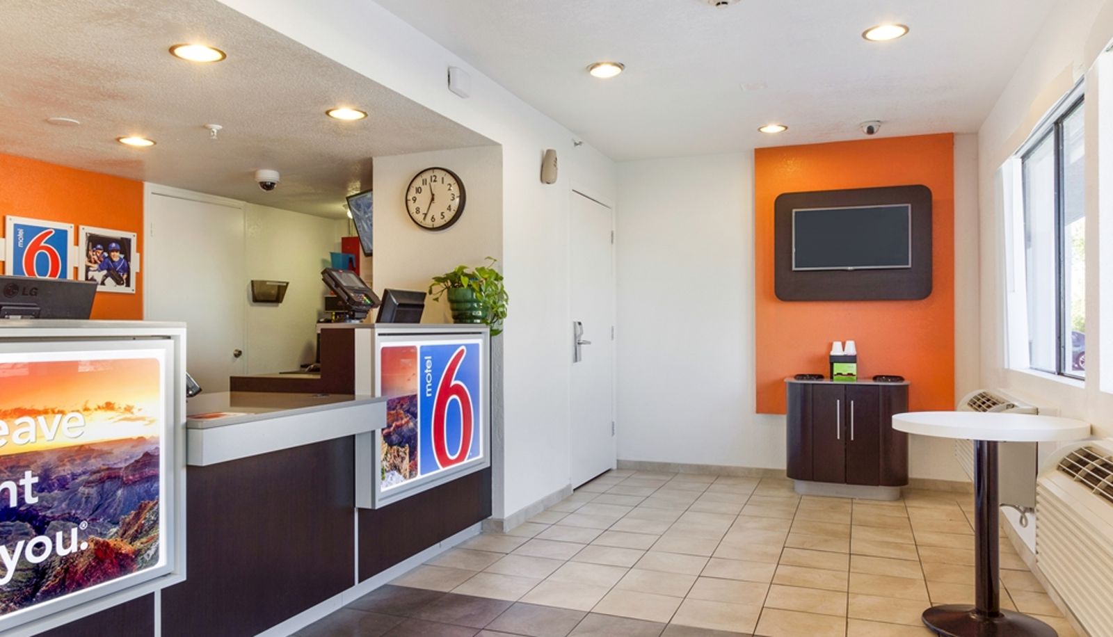 Hal - MOTEL 6 PHOENIX WEST