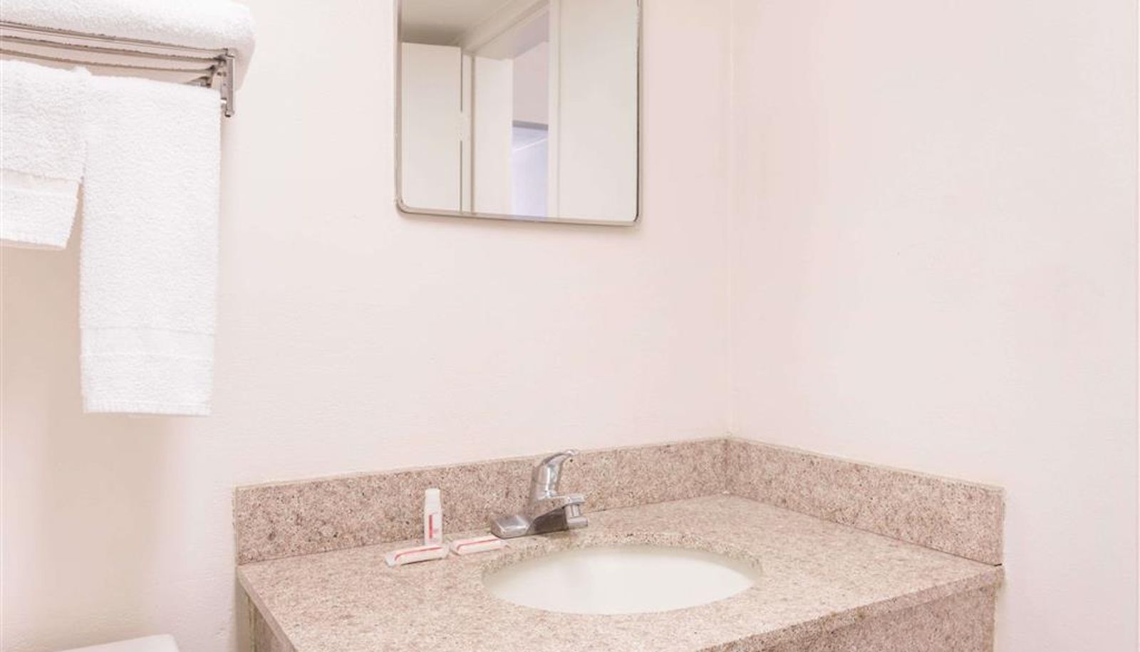 Room - Howard Johnson by Wyndham Commerce GA