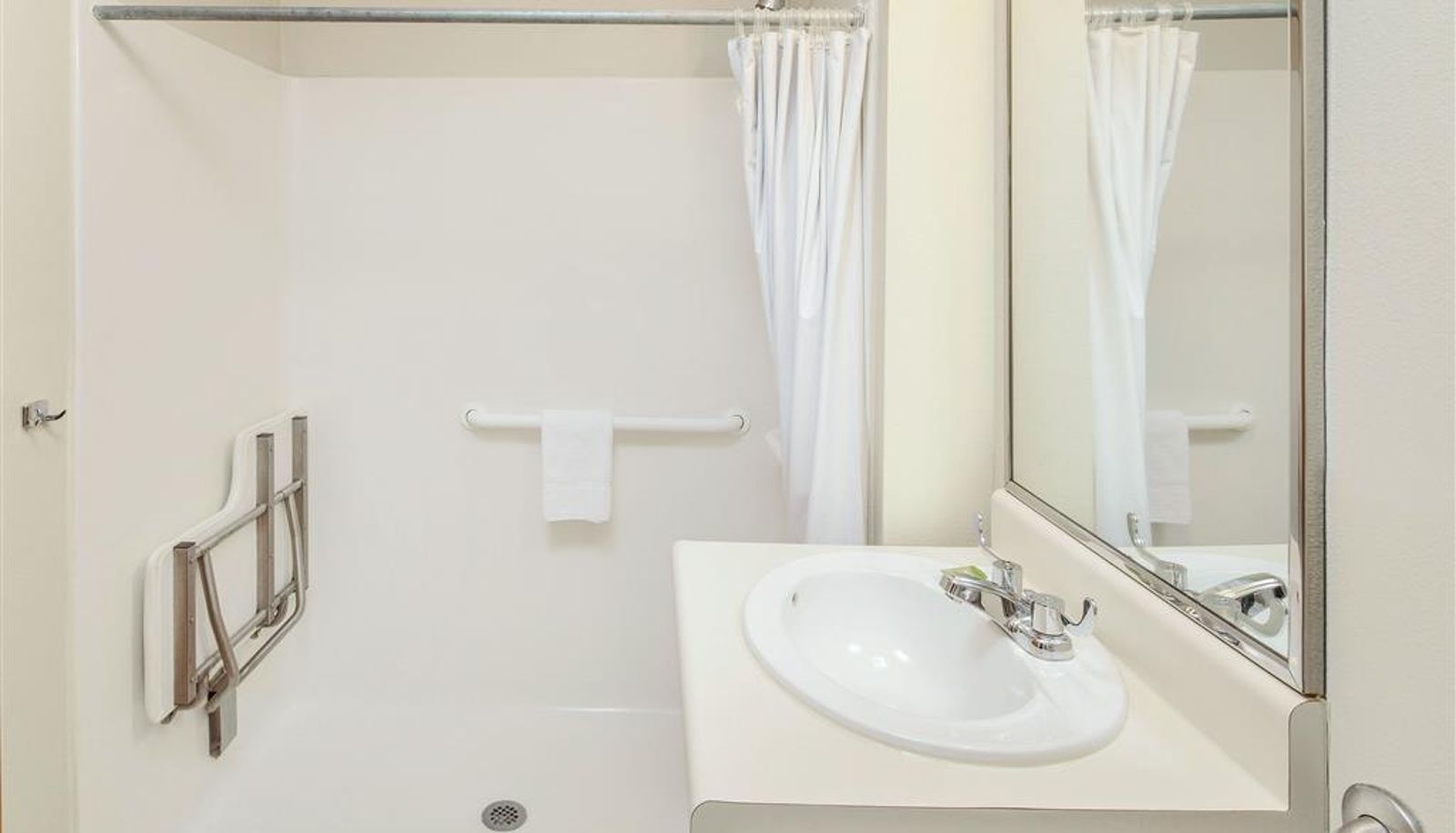 Zimmer - WoodSpring Suites Raleigh Apex