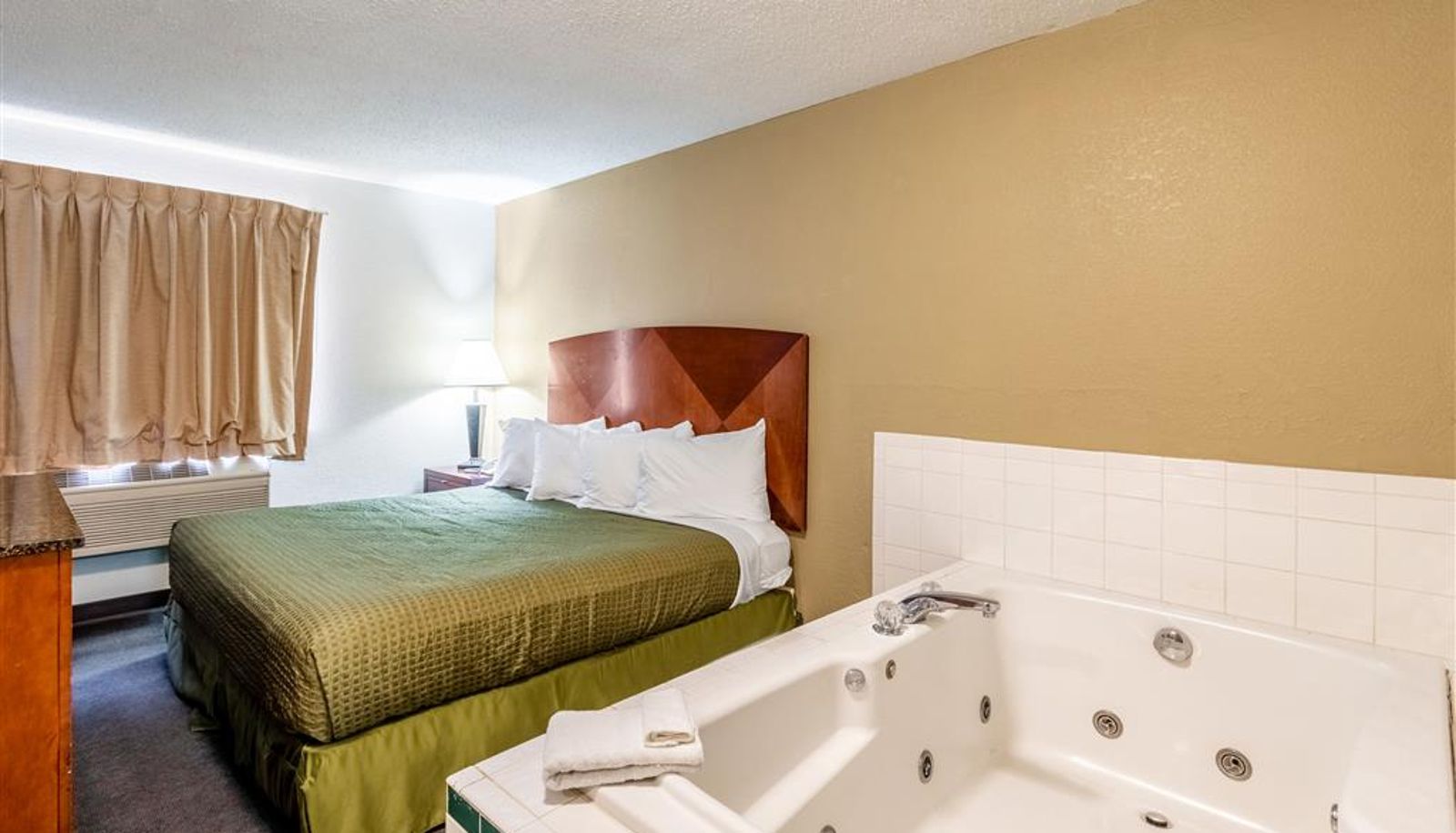 Room - Econo Lodge Inn & Suites Auburn