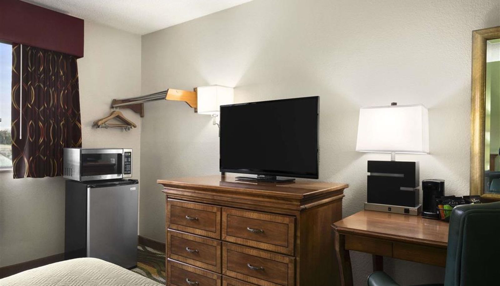 Room - Travelodge by Wyndham Battle Creek