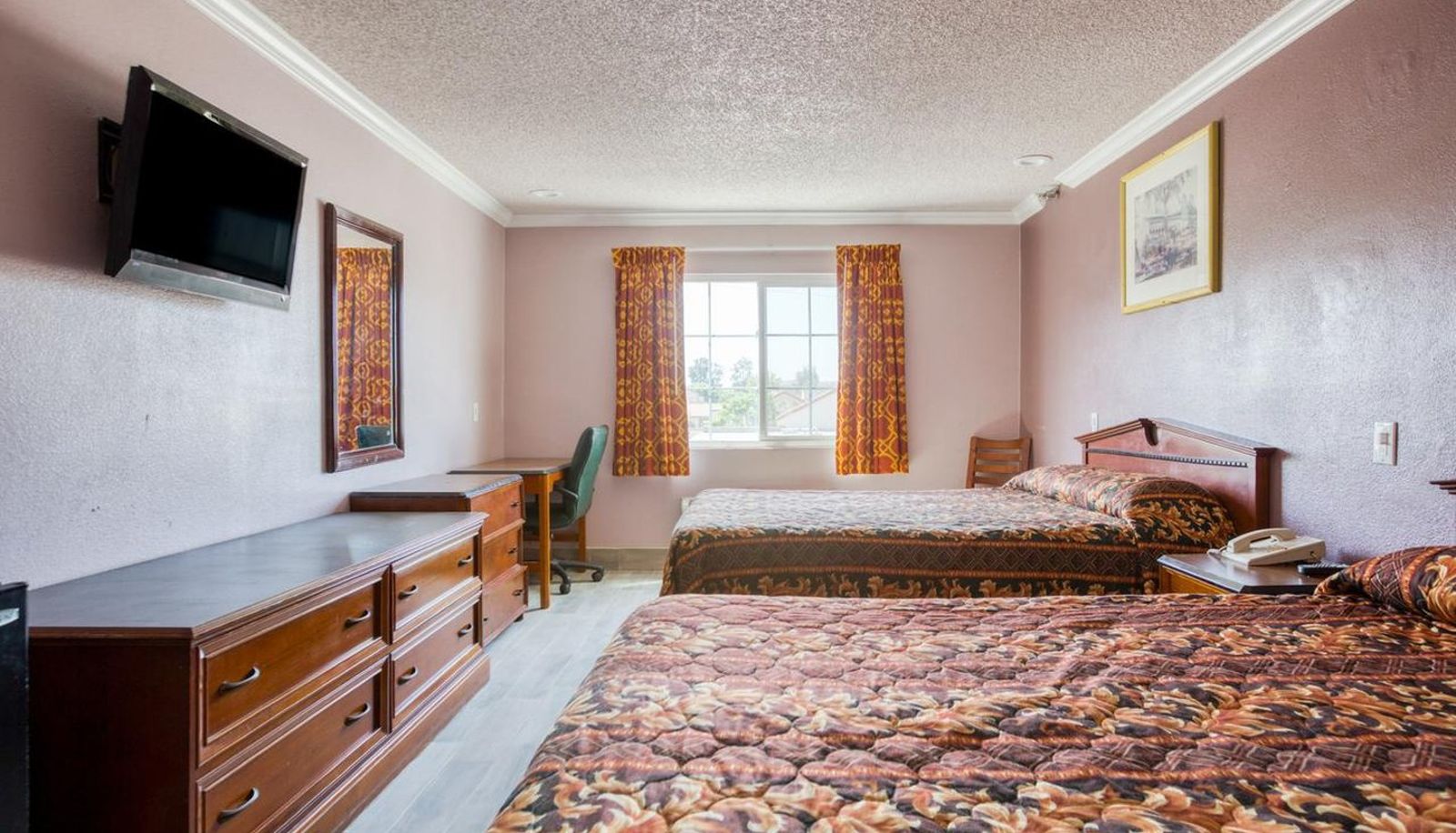 Room - Passport Inn & Suites Corona