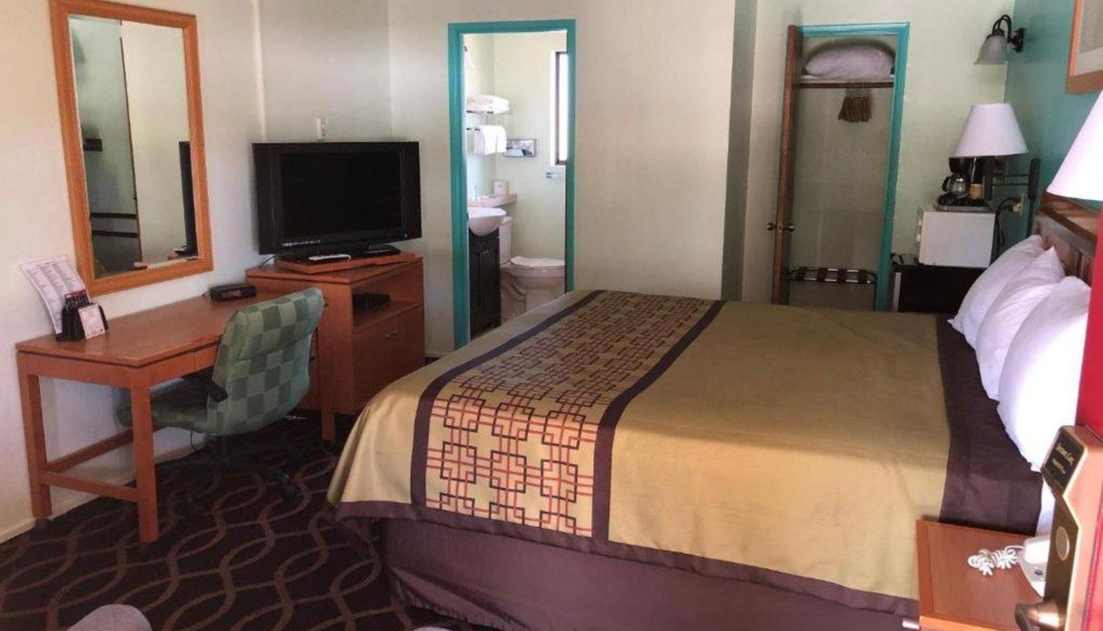 Room - Klamath Motor Lodge