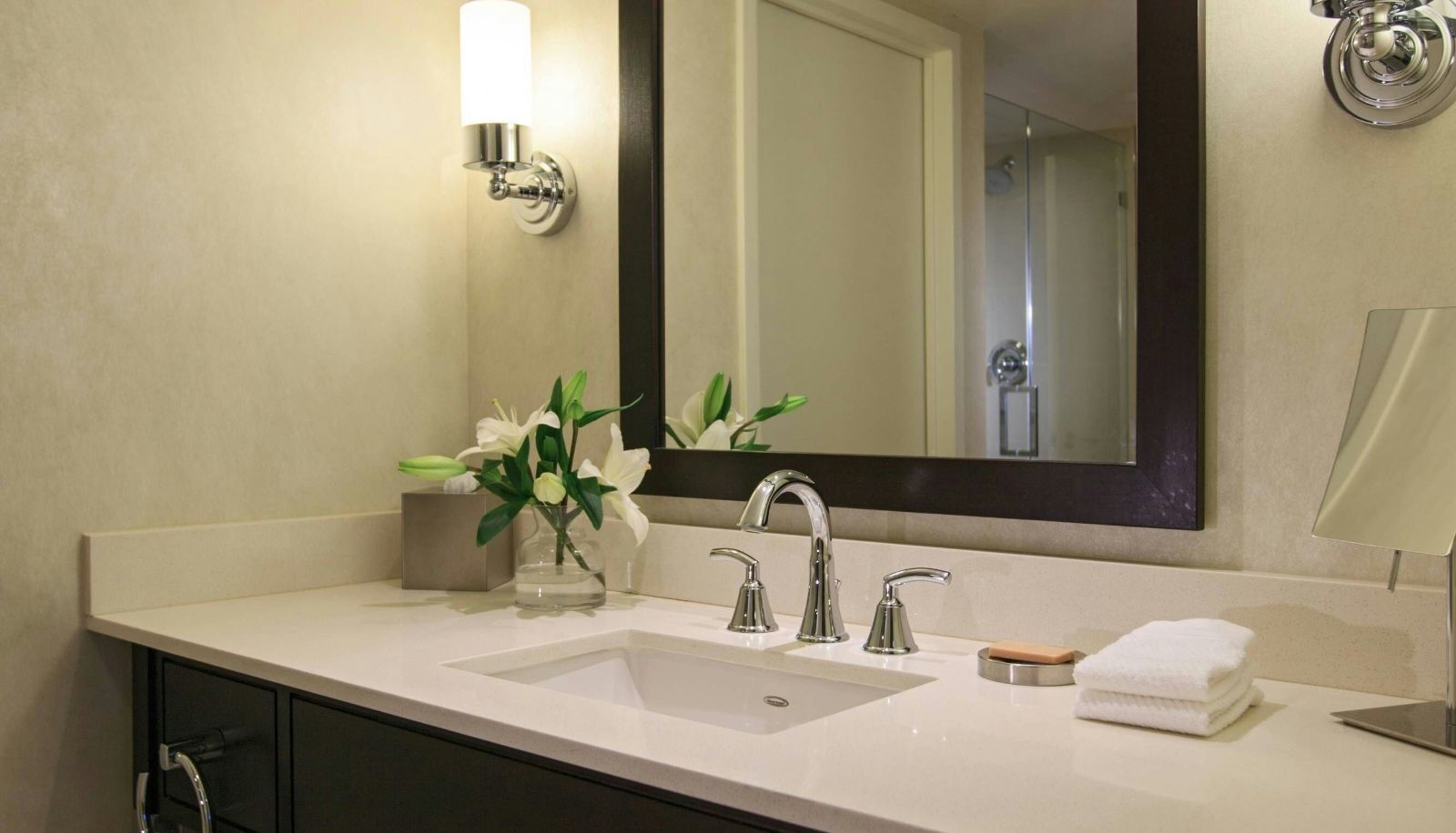Zimmer - Renaissance Arlington Capital View Hotel