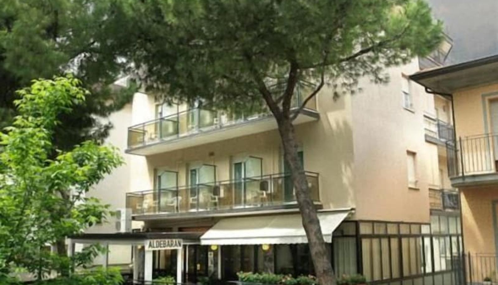 Zewnętrzna część hotelu - Aldebaran