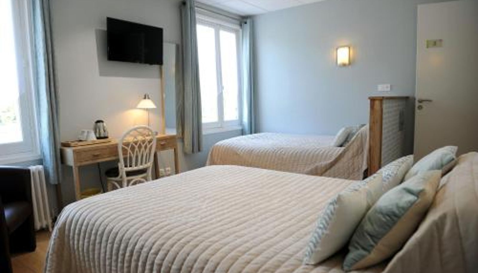 Dreibettzimmer - Logis Hôtel L'Ayguelade Logis