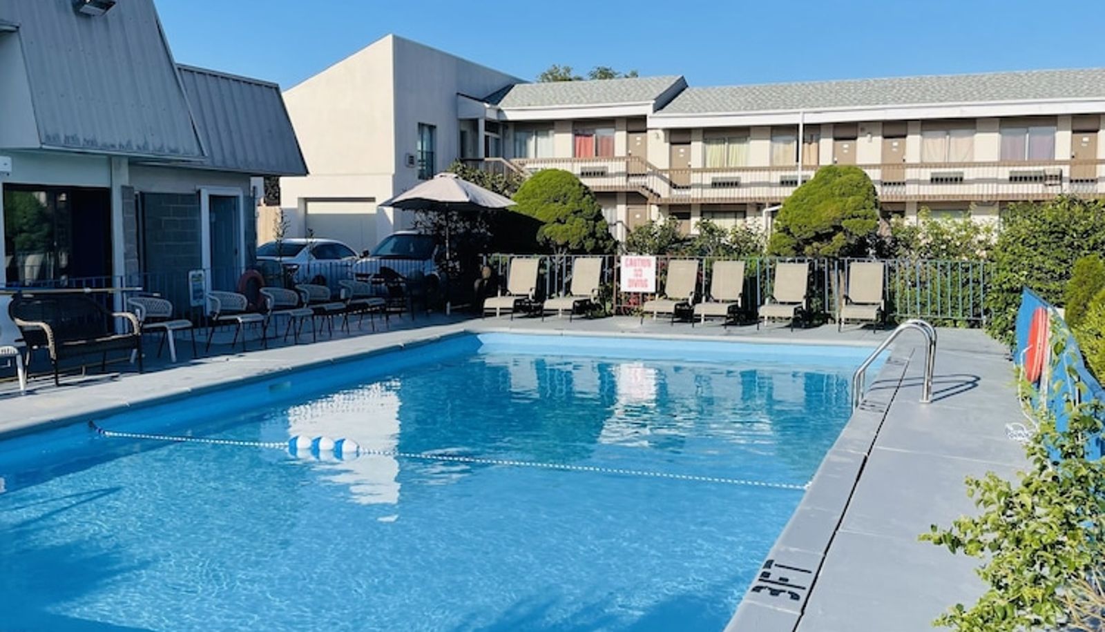 Pool - Niagara Lodge & Suites