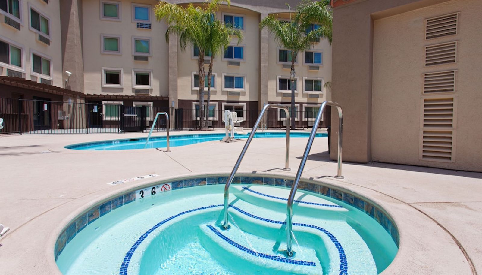 Piscina - Holiday Inn Express SAN BERNARDINO - COLTON by IHG