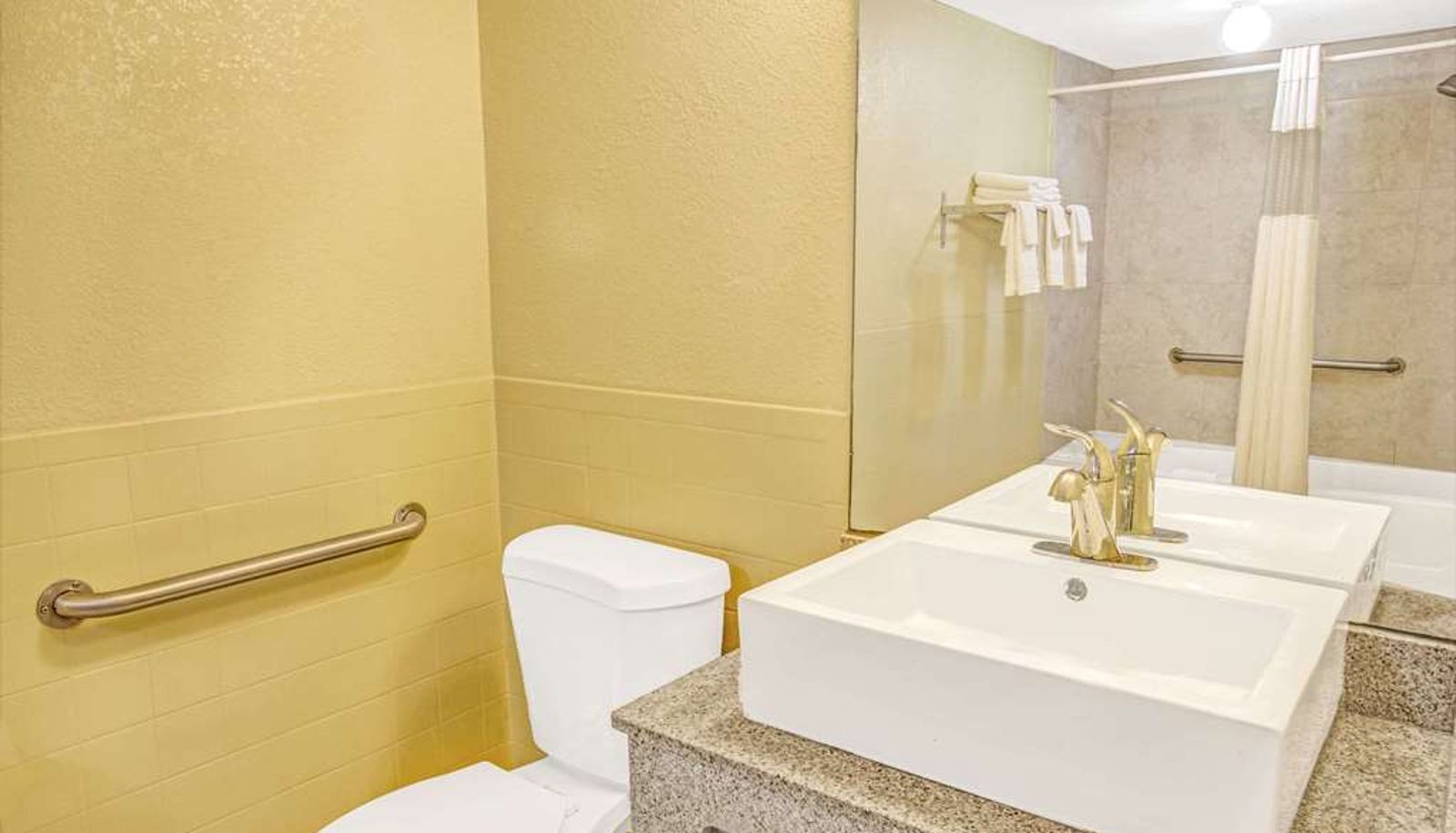 Zimmer - Days Inn by Wyndham St. Petersburg Central