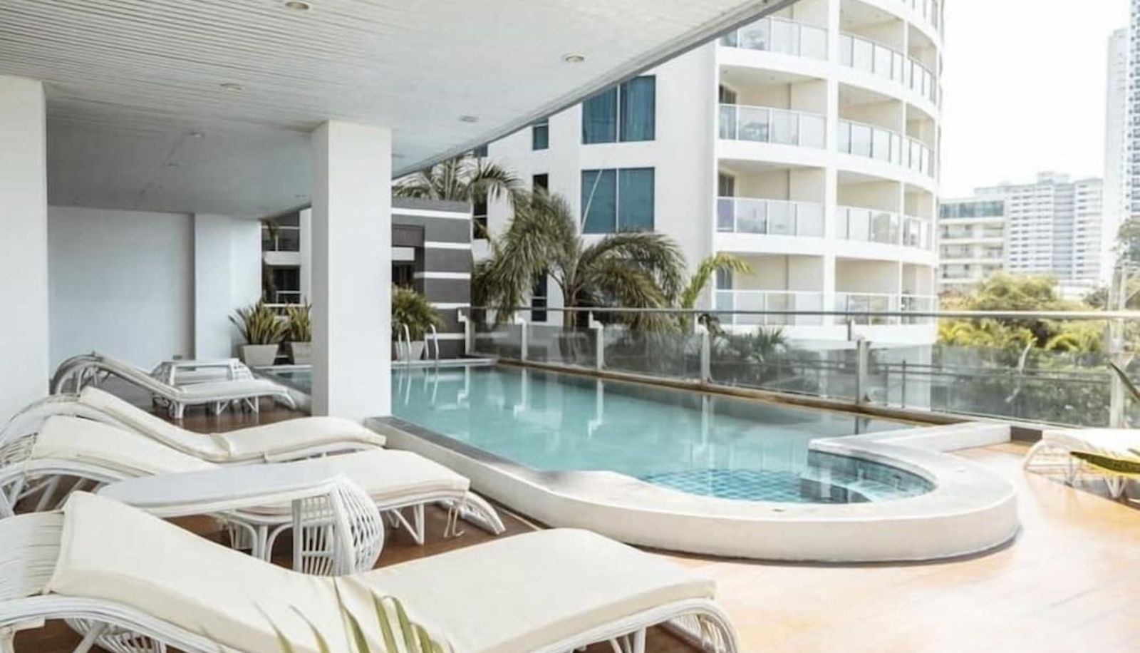 Basen - Royal Beach View Suites