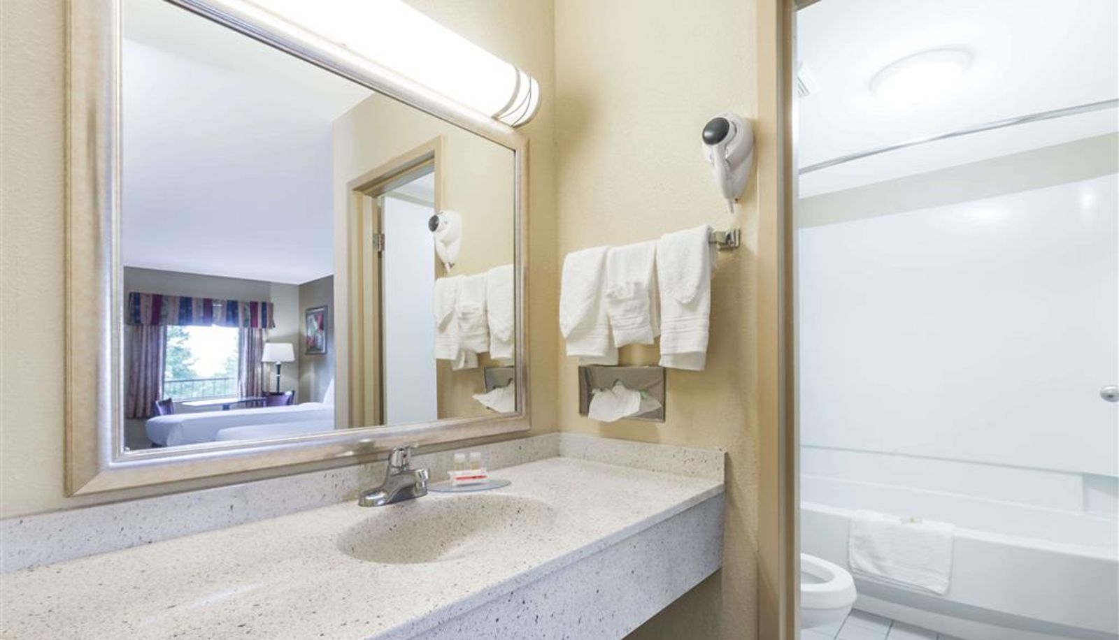 Room - Days Inn by Wyndham Lexington South/Hamburg