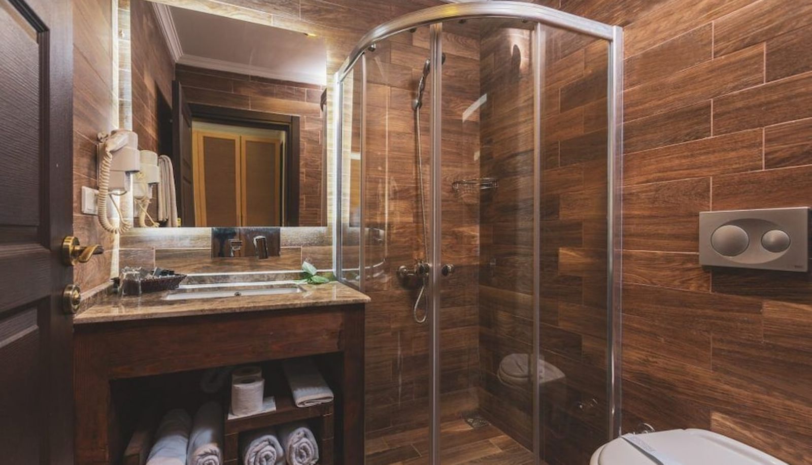 Suite - Manaspark Deluxe Hotel