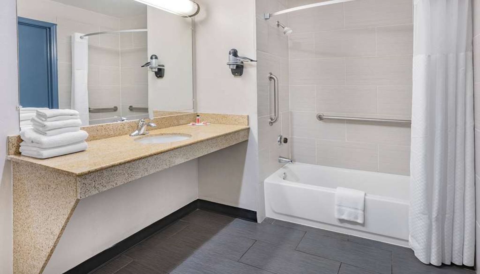 Zimmer - Days Inn by Wyndham Raleigh Glenwood-Crabtree