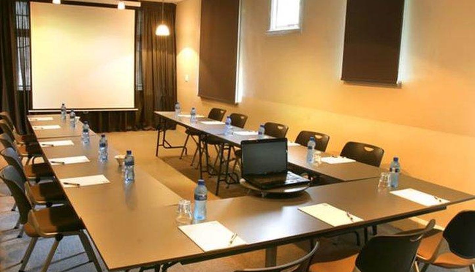 Sala de conferencias - BON Hotel 64 on Gordon