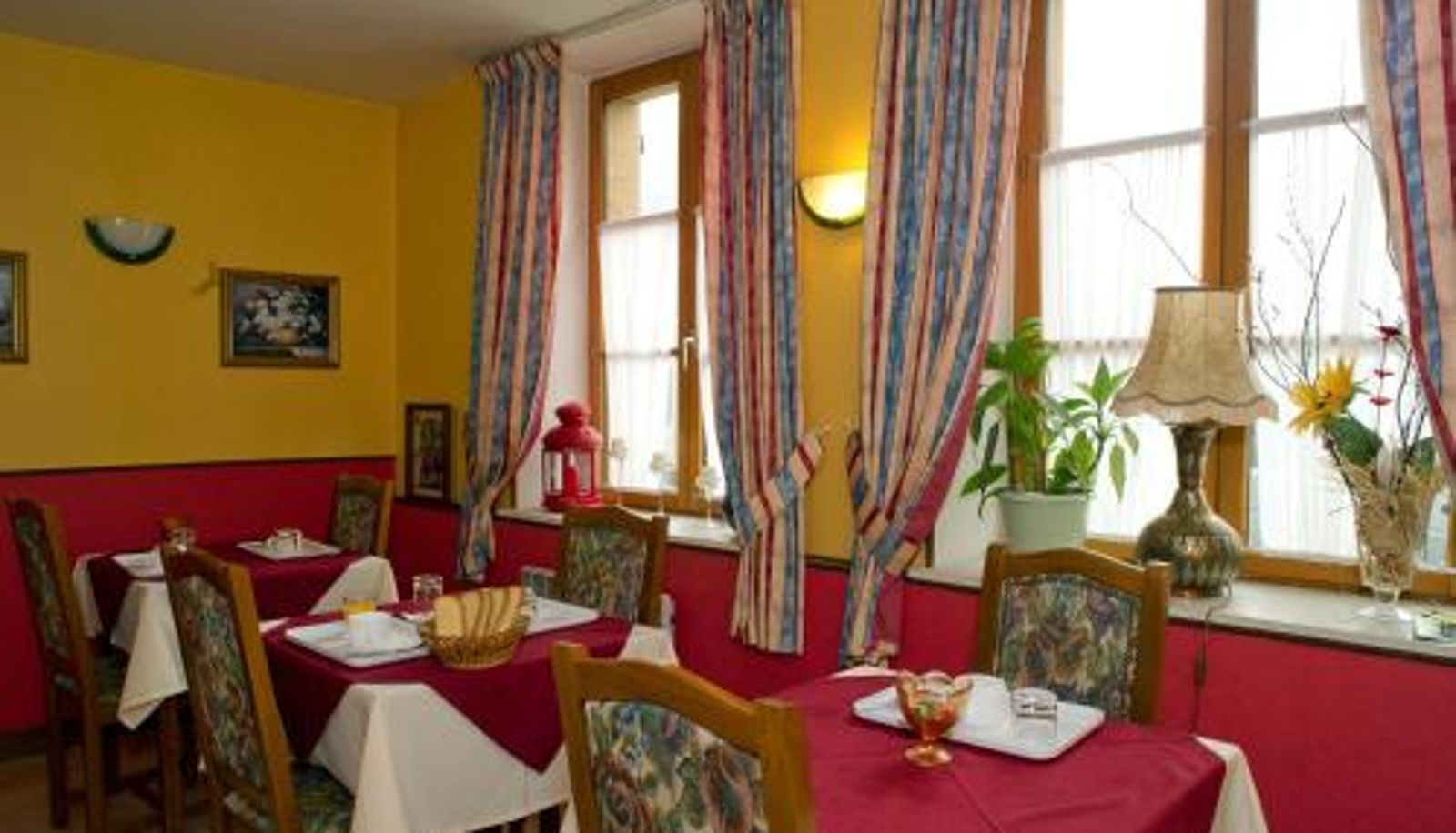 Breakfast room within the restaurant - Logis Hôtel Le Val de Vence Logis