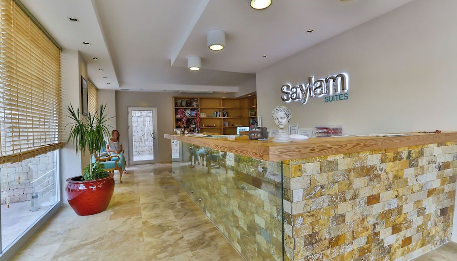 Rezeption - Saylam Suites