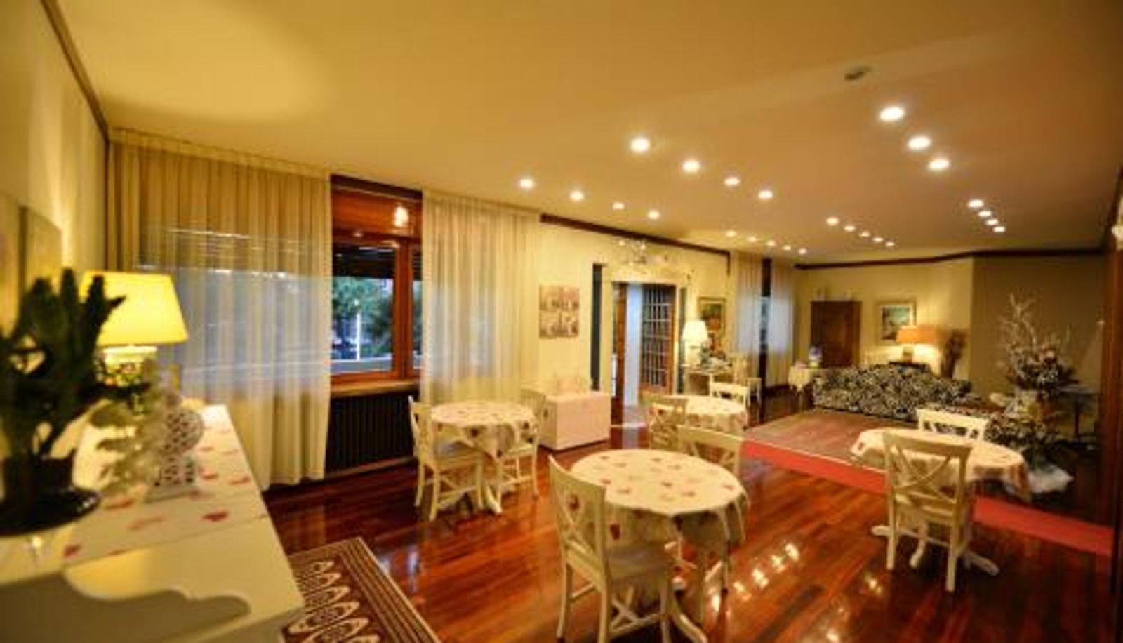 Breakfast room within the restaurant - B&B Villa Bianca