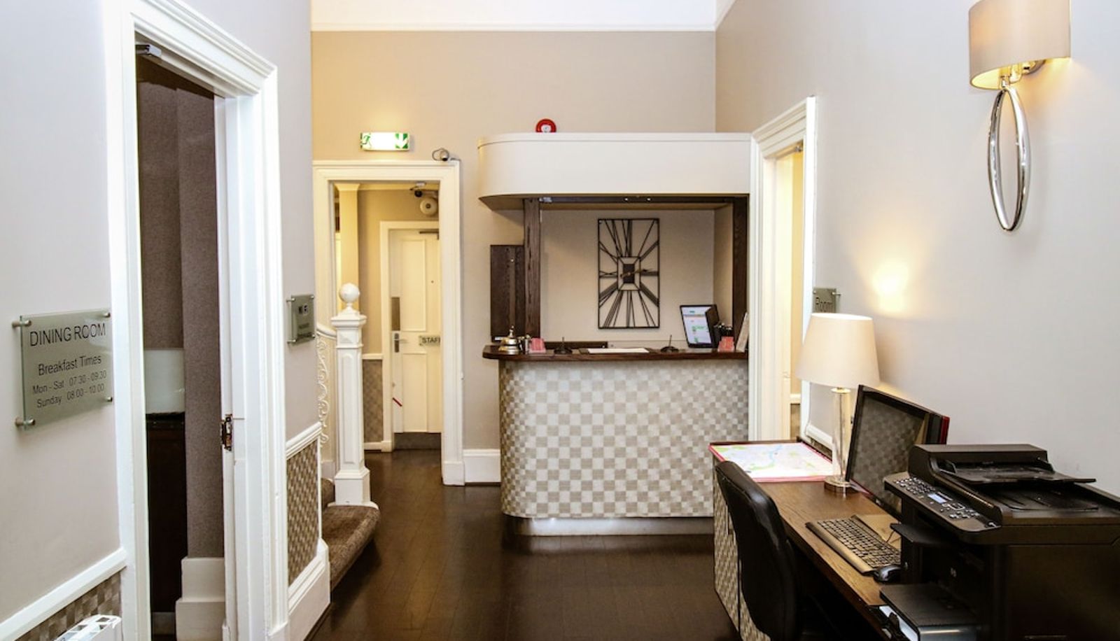 Rezeption - Embassy Apartments