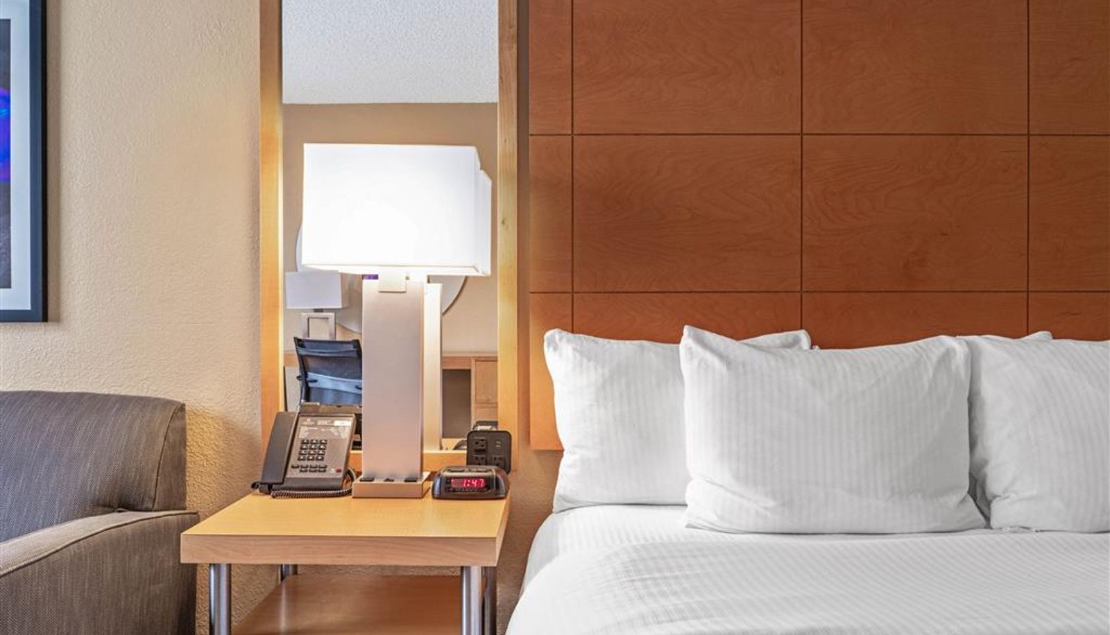 Camera - La Quinta Inn & Suites by Wyndham Naples Downtown