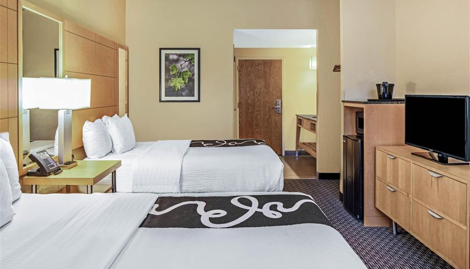Camera - La Quinta Inn & Suites by Wyndham Naples Downtown