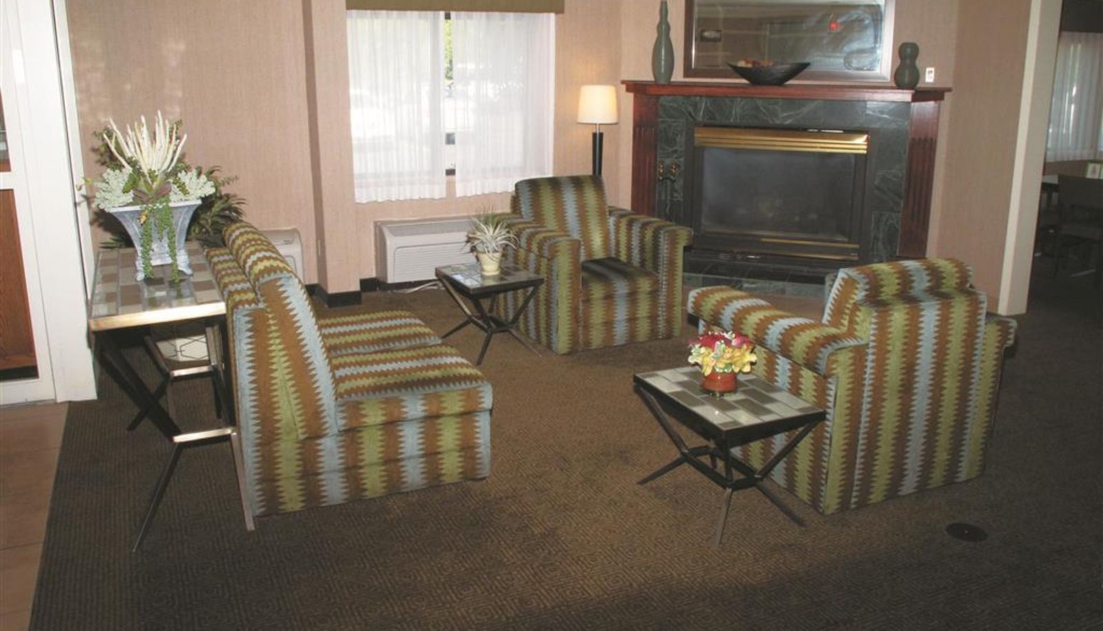 Hall - La Quinta Inn by Wyndham Kansas City North