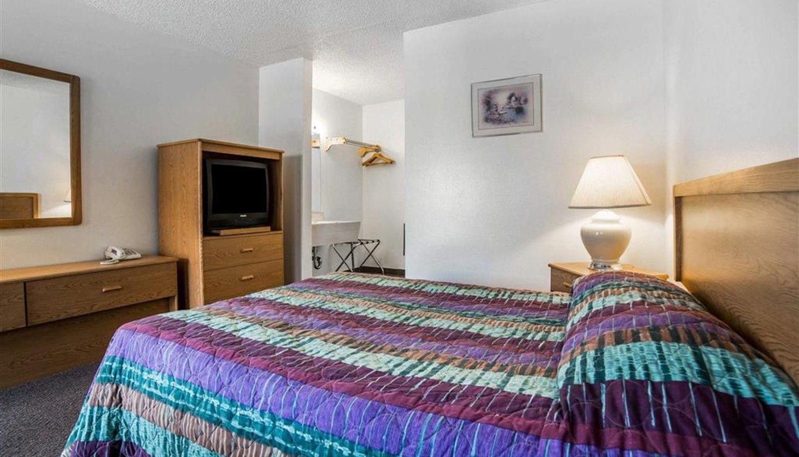 Camera - Rodeway Inn & Suites