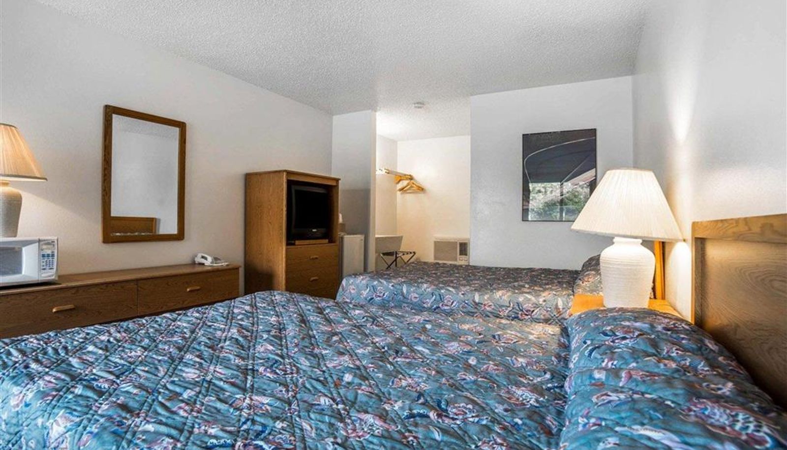 Zimmer - Rodeway Inn & Suites