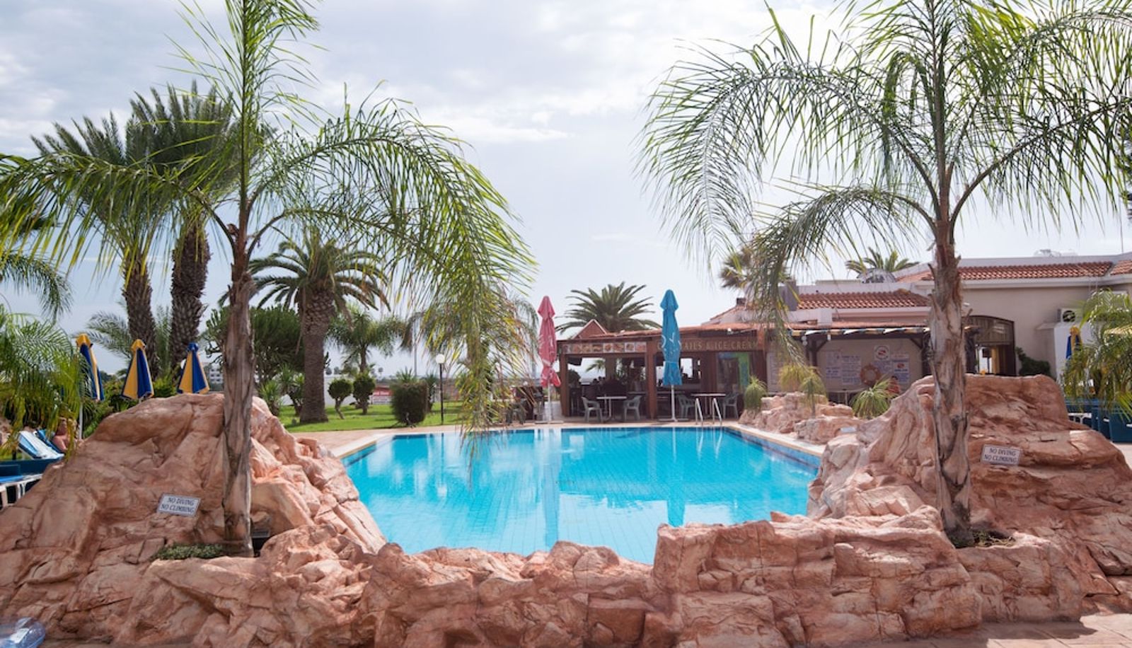 Piscine - Loutsiana Hotel Apts