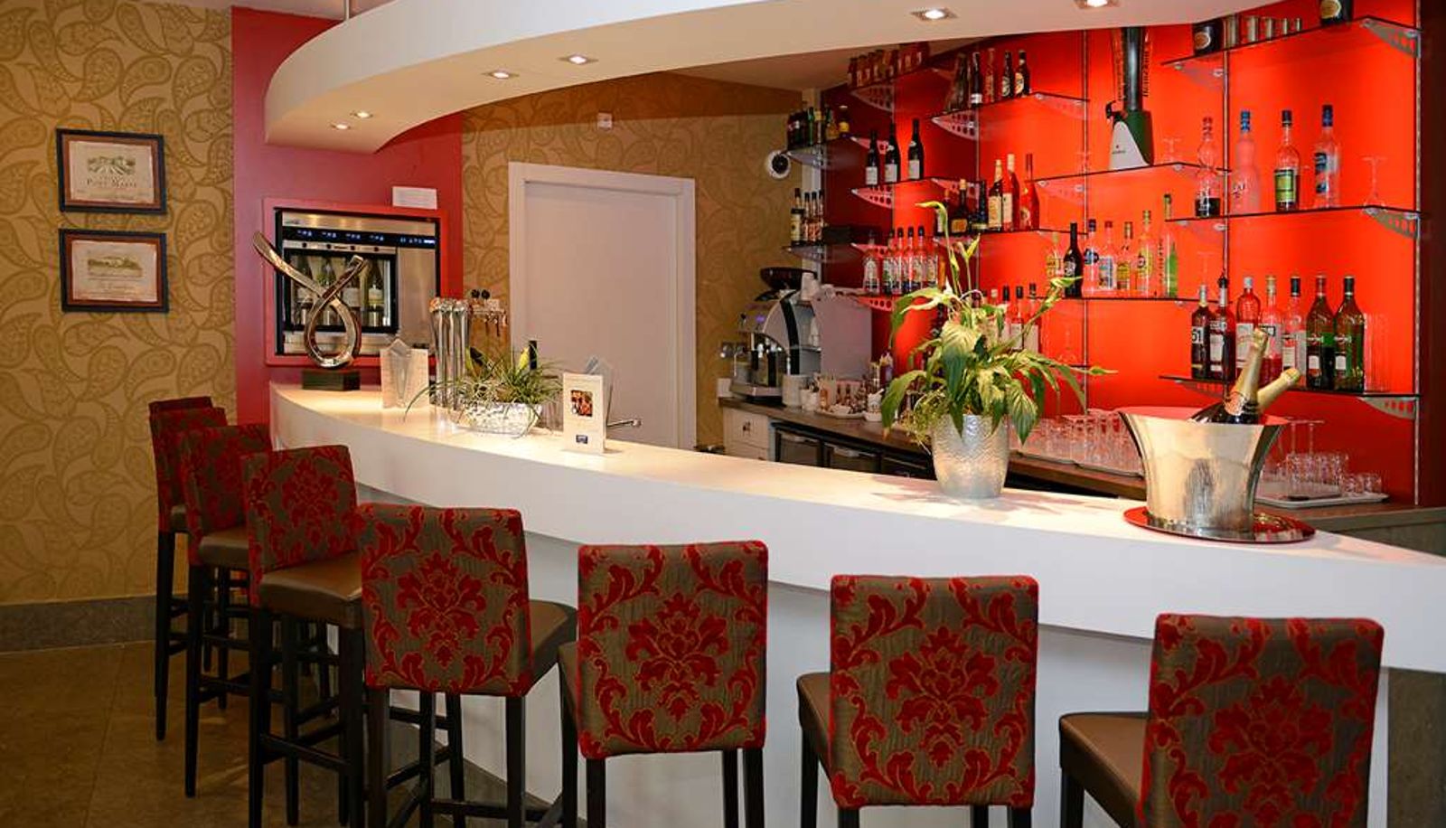 Bar - KYRIAD PRESTIGE LYON EST-Saint Priest Eurexpo Hotel and SPA