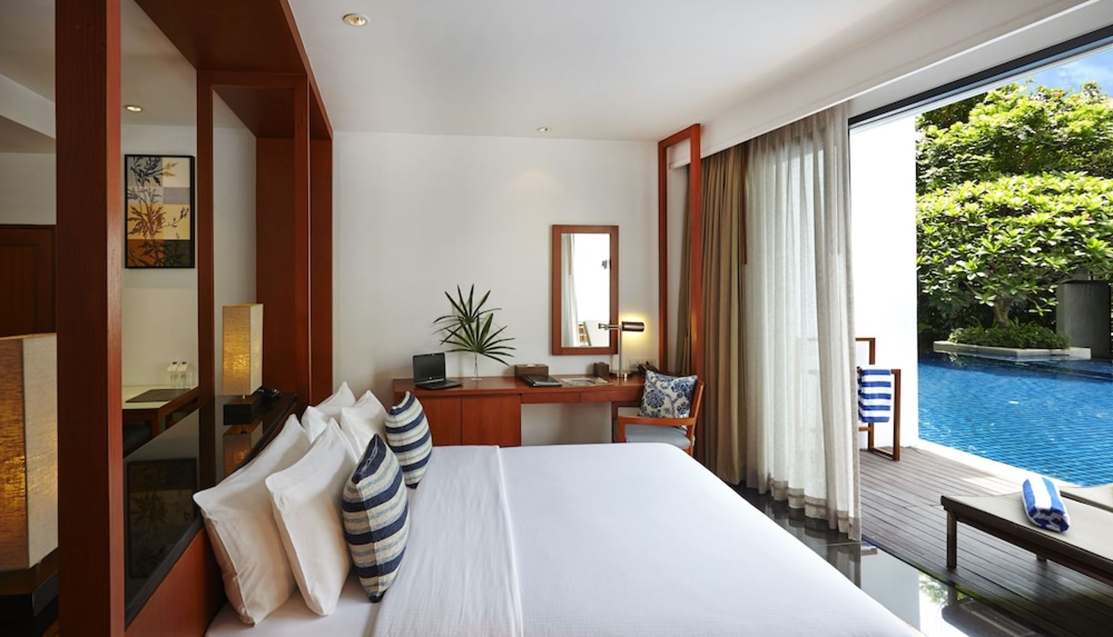 Basen - Woodlands Suites Serviced Residences