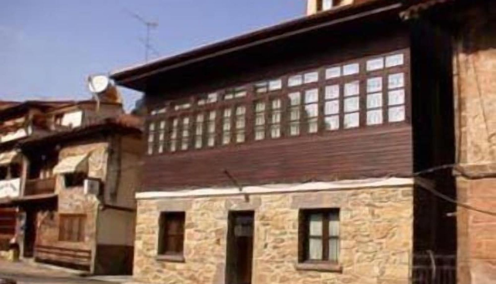 Zewnętrzna część hotelu - Alojamientos Cenera