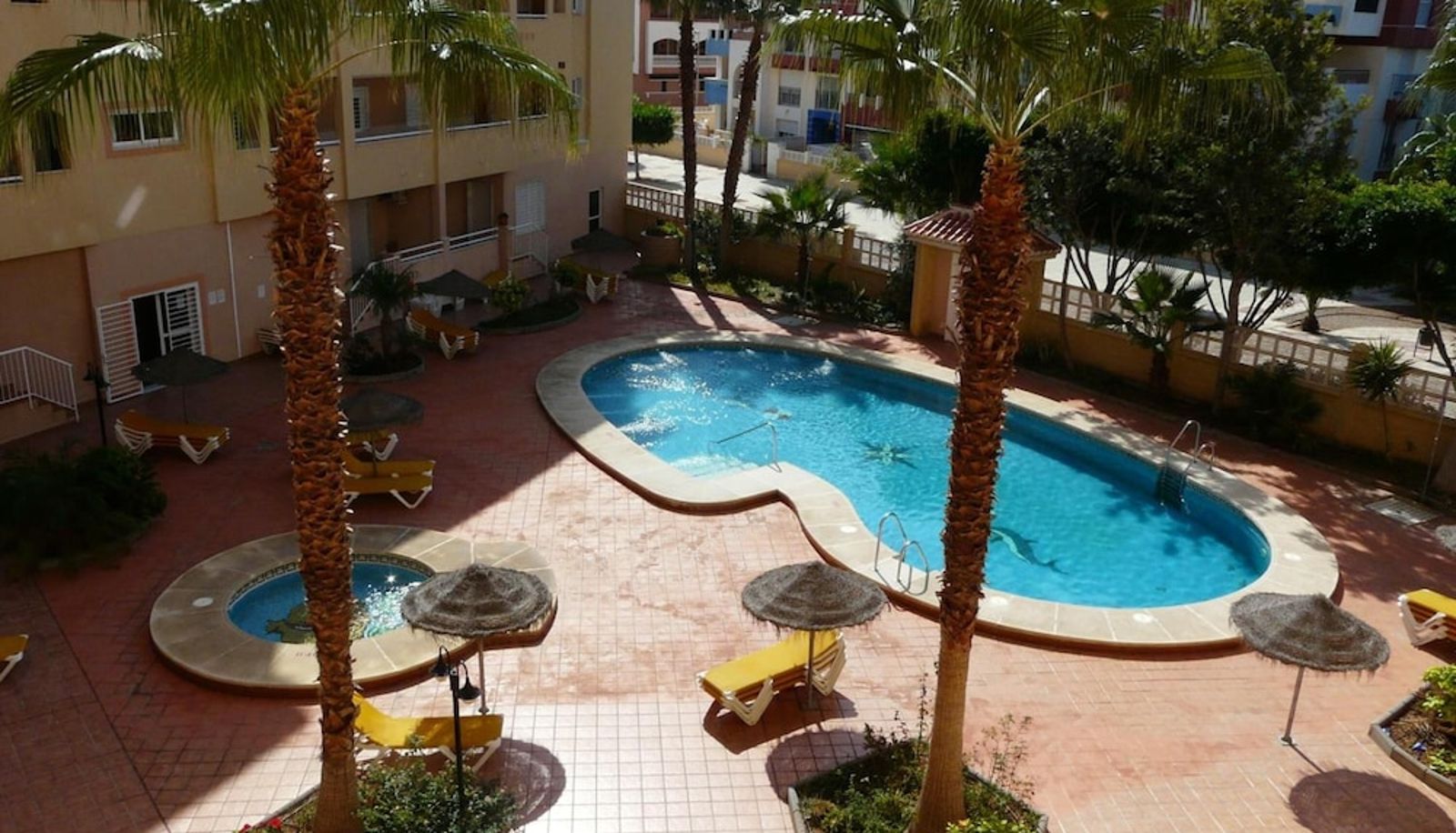 Zwembad - Apartamentos Maracay
