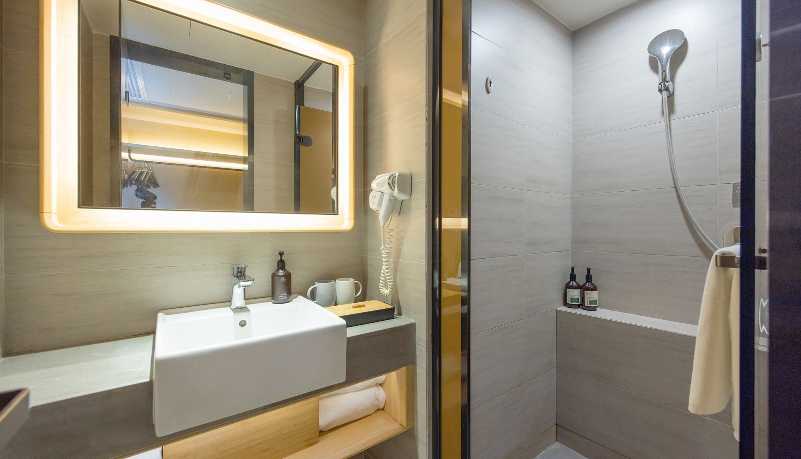 Camera - Shenzhen Convention and Exhibition Center Hotel Exhibition Center