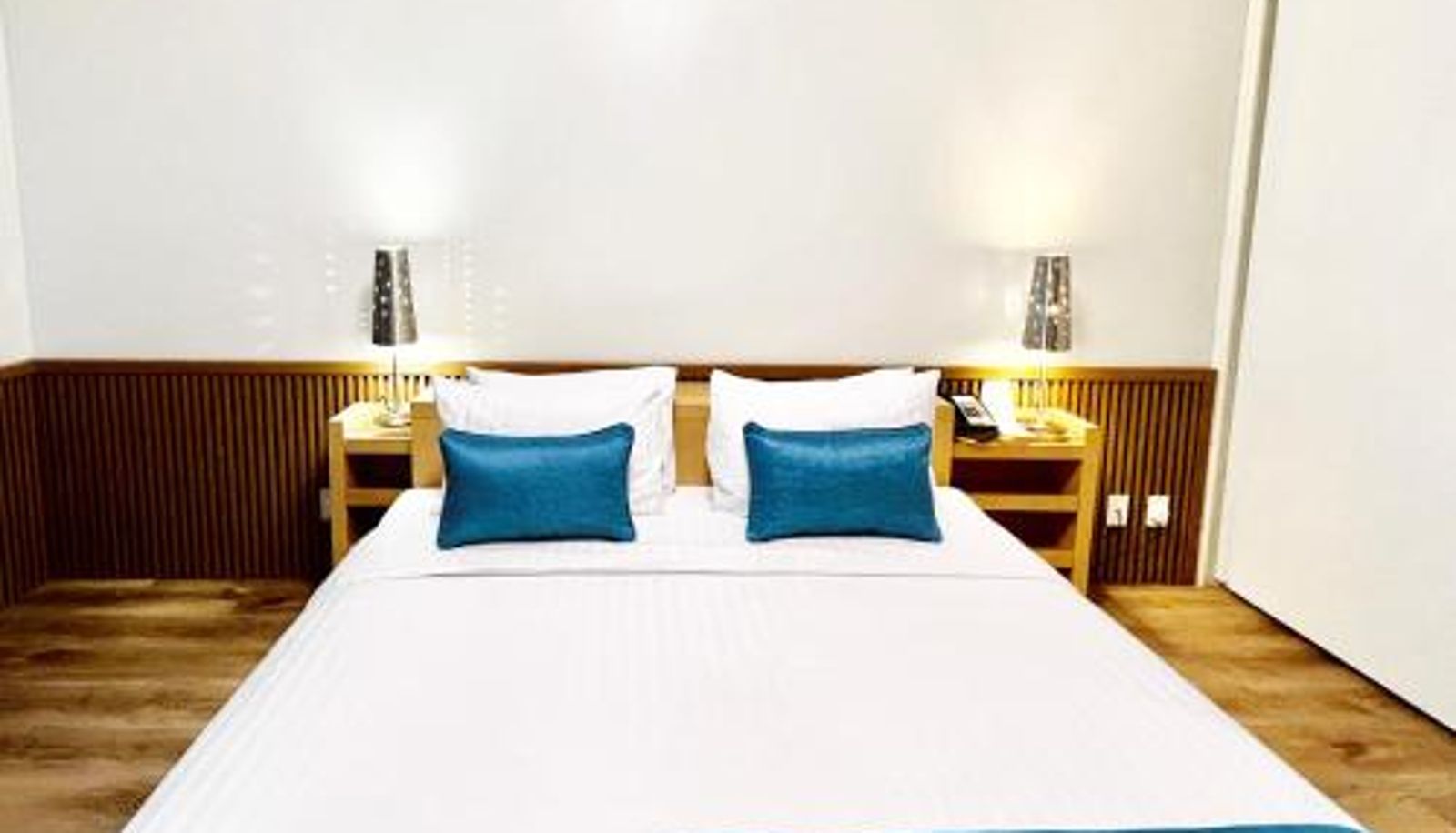 Camera - Dana Beach Resort