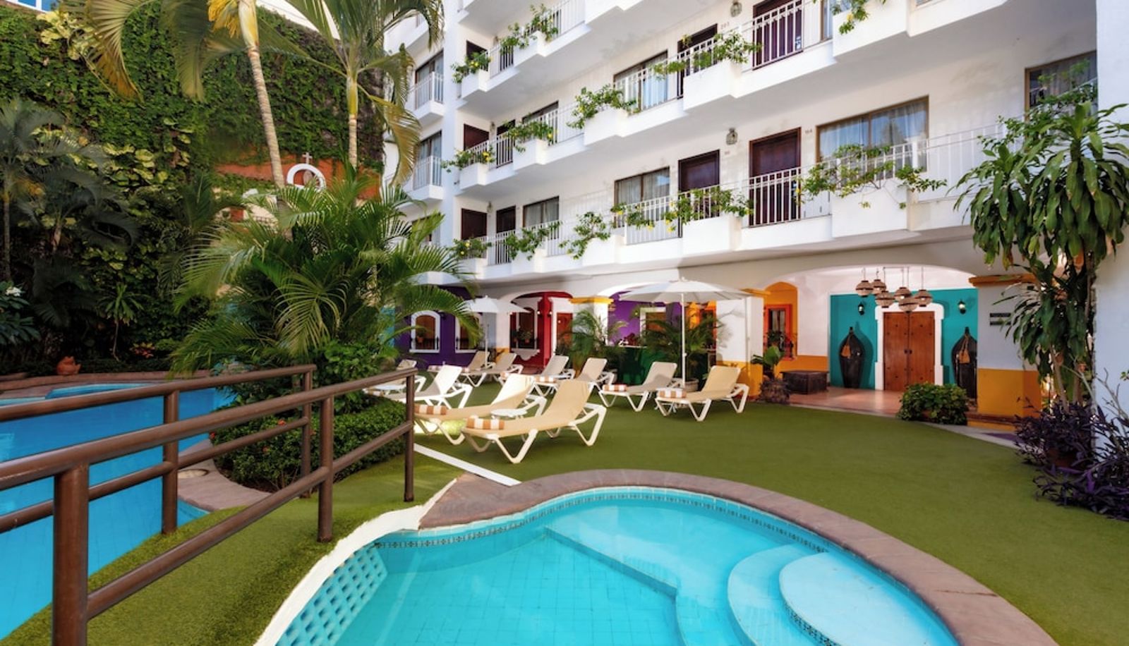 Pool - Los Arcos Suites
