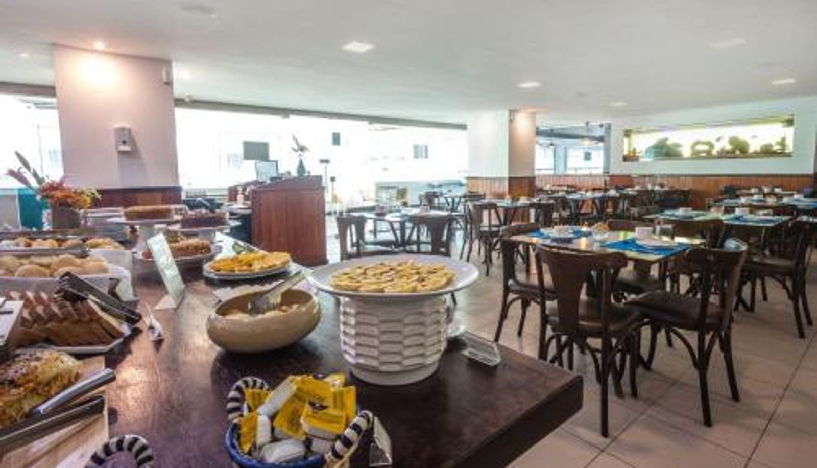 Salle de petit-déjeuner dans le restaurant - Ponta Negra Beach Praiano Flat