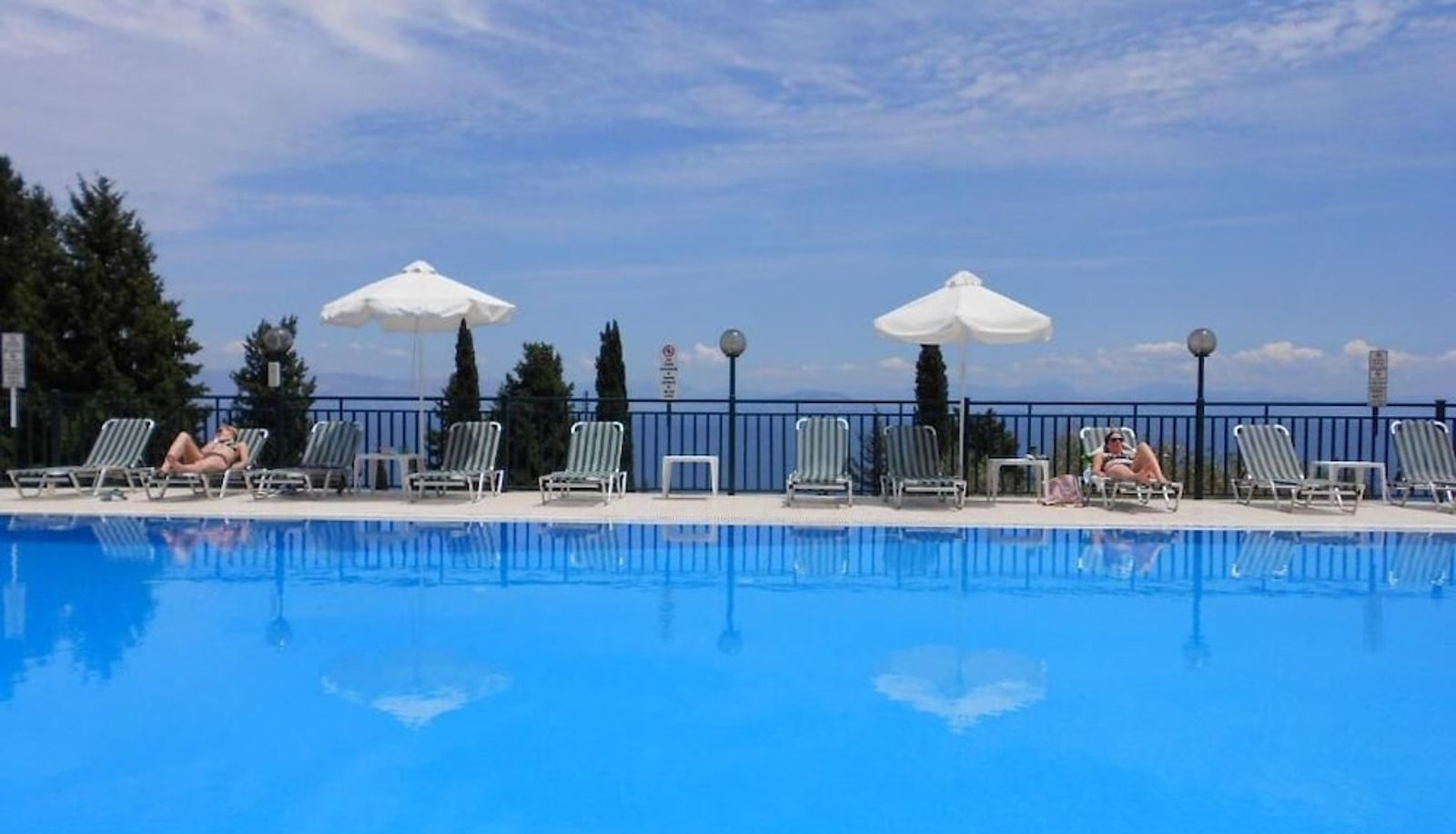 Piscina - Rising Sun Apartments and Studios