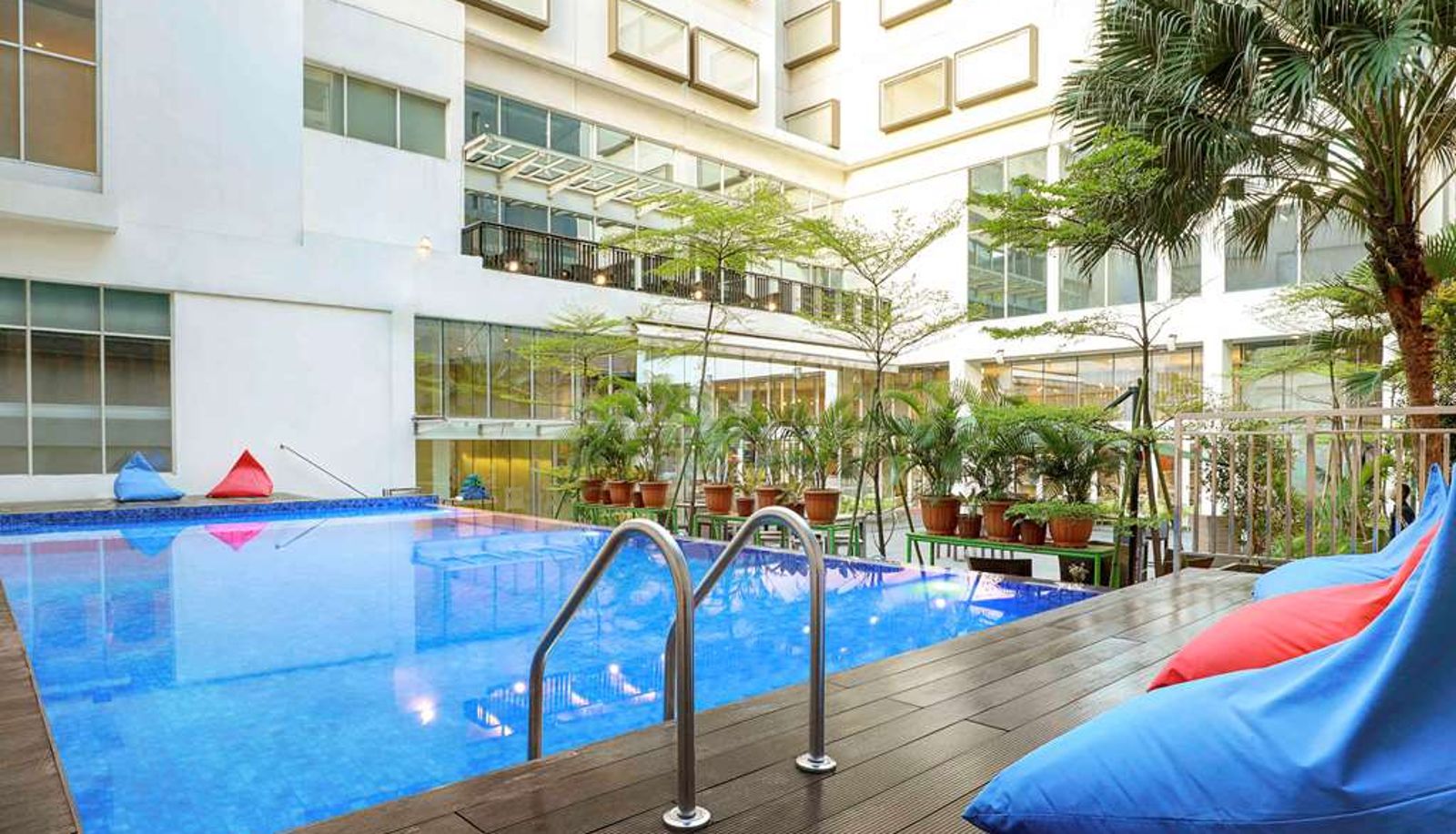 Piscina - ibis Styles Jakarta Gajah Mada