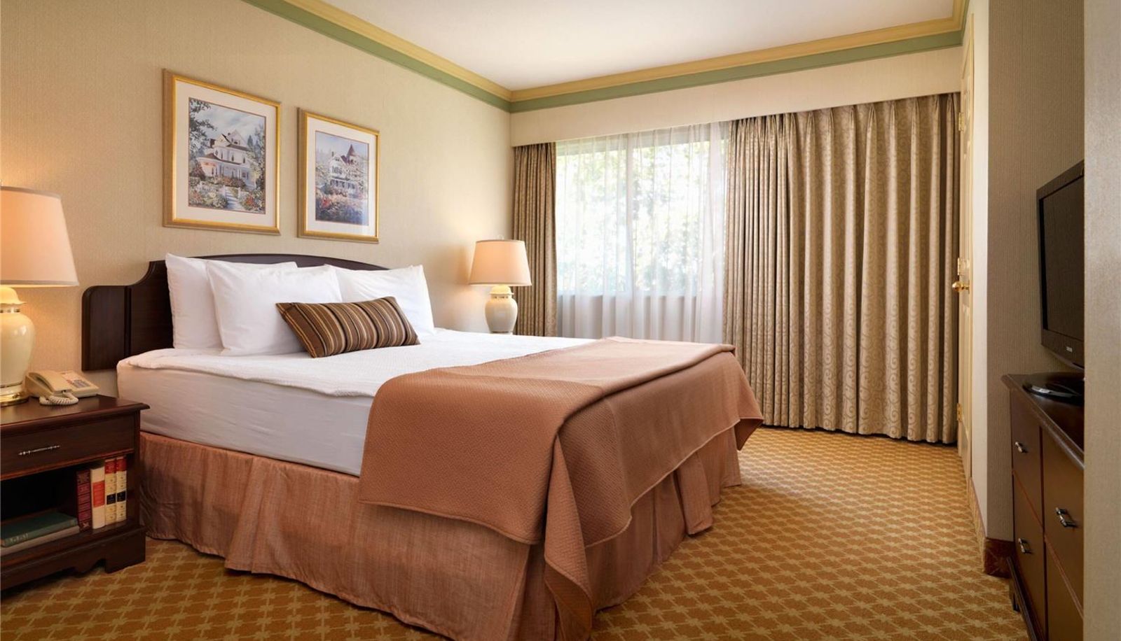 Room - Trademark Collection by Wyndham Royal Scot Hotel & Suites