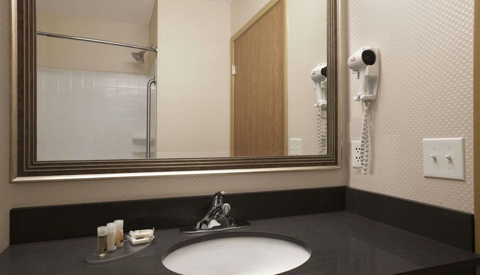 Room - Days Inn & Suites by Wyndham Winnipeg Airport Manitoba