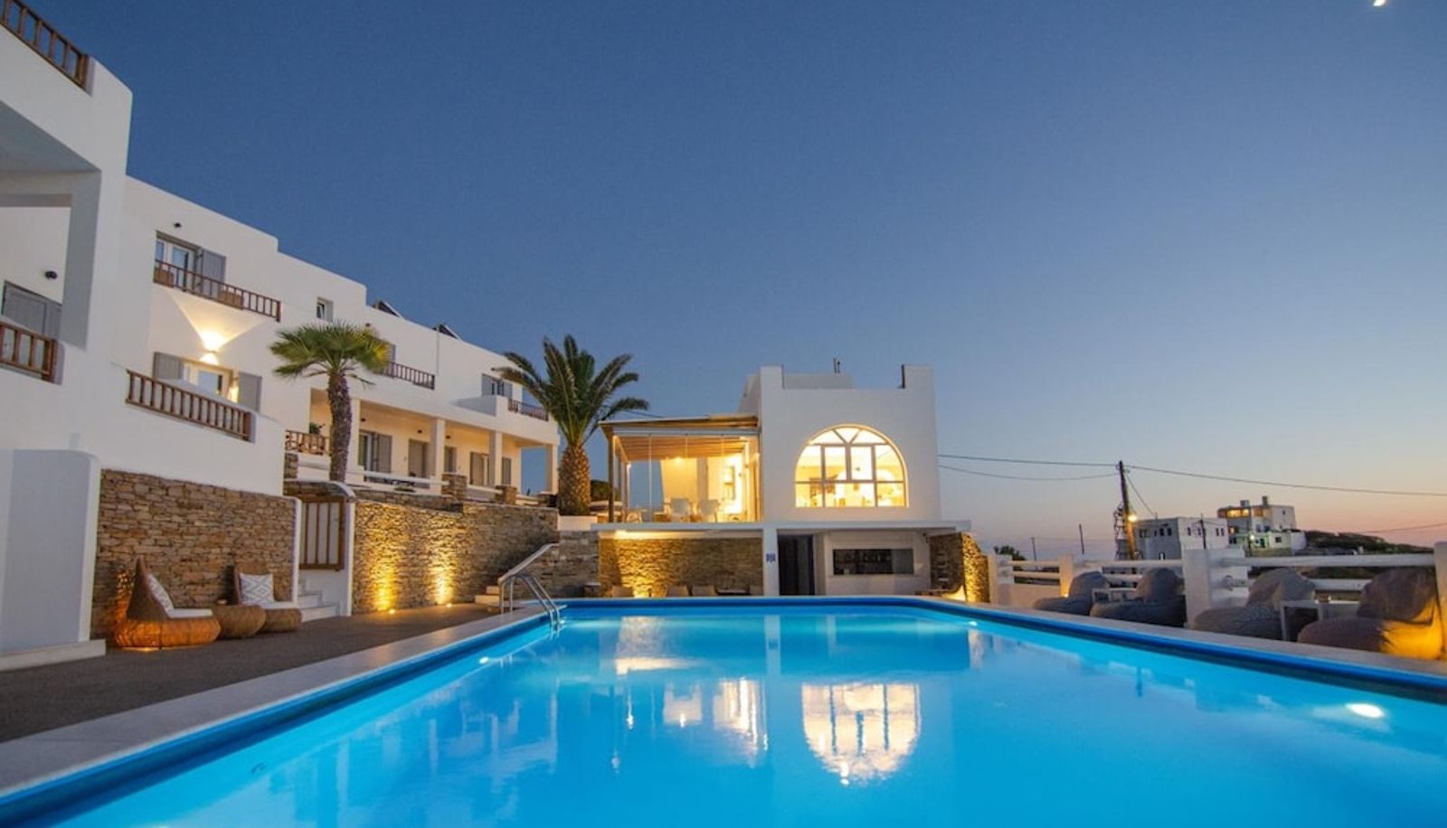 Pool - Avanti Hotel